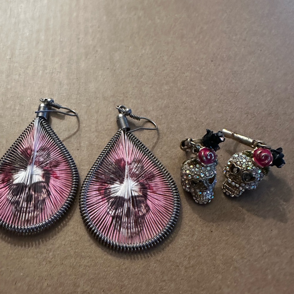 2 pair Earrings
Never worn
Skull/pink